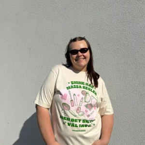 DET SKITER VÄL JAG I beige T-shirt